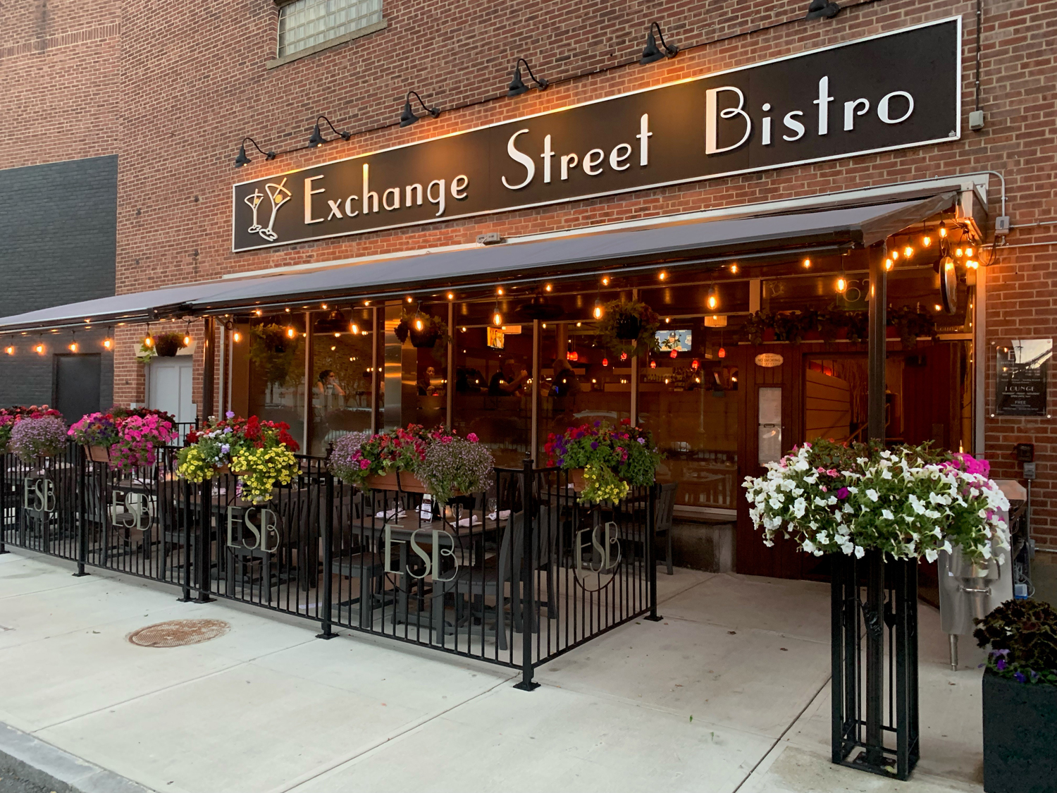 https://www.exchangestreetbistro.com/images/bg2.jpg